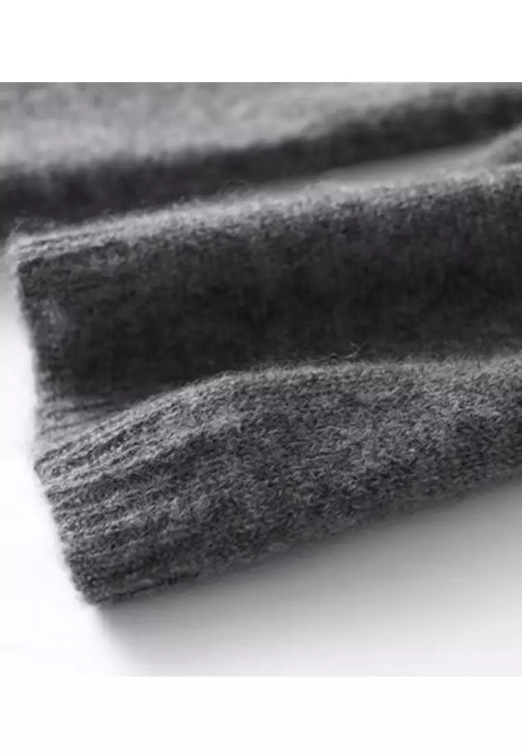 Pull en laine gris foncé, manches longues, texture douce et chaude, idéal pour l'hiver. Mode élégante, vêtement confortable, tendance automne-hiver.