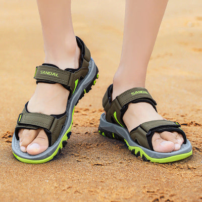 Sandales de randonnée pour enfants sur plage, semelles antidérapantes, couleur kaki et vert, confortables et résistantes, idéales pour l'été.