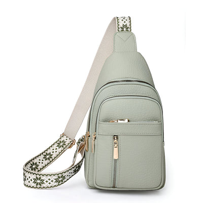 Sac à dos bandoulière vert clair en cuir texturé avec poches zippées et sangle décorative. Accessoire mode pratique et tendance pour femme.