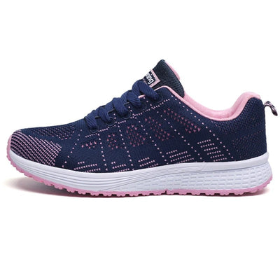 Chaussure de sport femme bleu marine et rose, semelle blanche antidérapante, design respirant, idéale pour course et fitness.