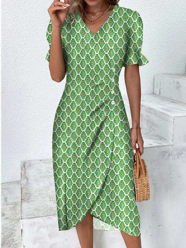 Robe verte à motifs géométriques, manches courtes, col en V, portée par une femme tenant un sac en osier. Mode estivale élégante et tendance.
