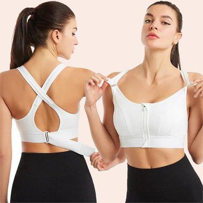 Deux femmes portant un soutien-gorge de sport blanc avec fermeture éclair avant et dos croisé, idéal pour fitness et yoga, confort et maintien optimal.