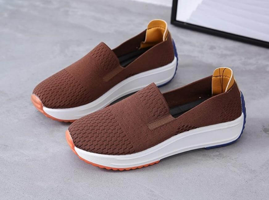 Chaussures marron en toile respirante, semelle blanche épaisse, design slip-on, idéales pour la marche et le confort quotidien.