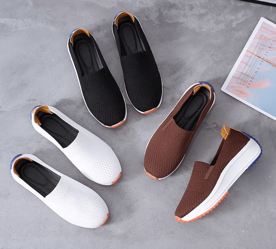 Chaussures slip-on décontractées pour hommes en noir, blanc et marron, semelles antidérapantes, sur fond gris avec magazine.