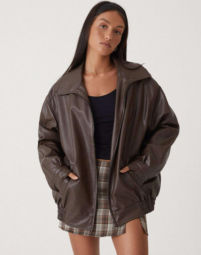 Elegante chaqueta de cuero extragrande: cómoda y moderna para el día a día.