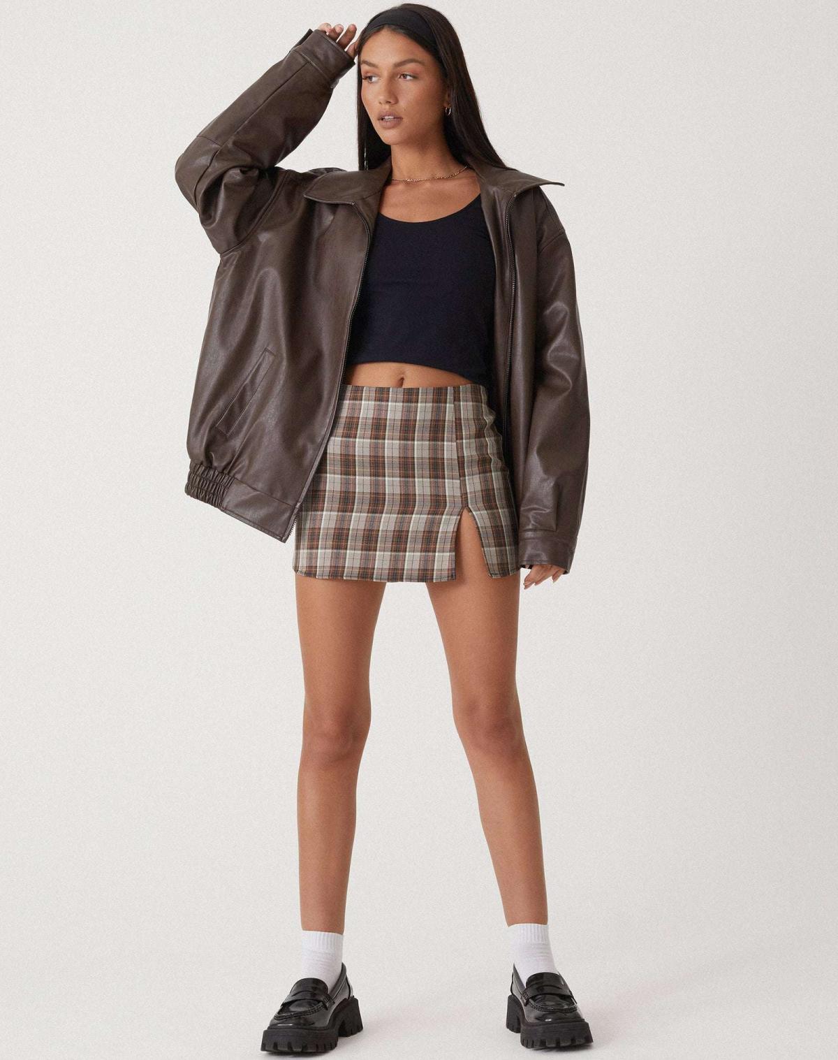 Elegante chaqueta de cuero extragrande: cómoda y moderna para el día a día.