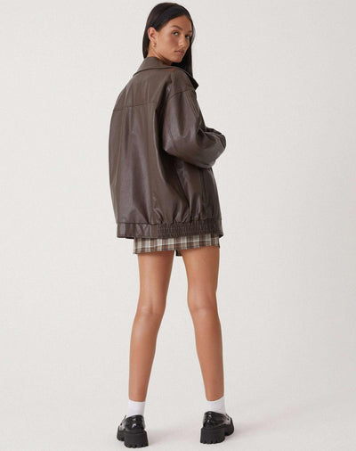 Elegante chaqueta de cuero extragrande: cómoda y moderna para el día a día.