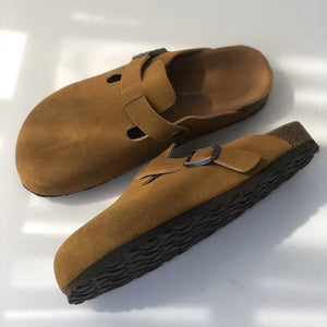 Sabots en daim marron avec semelle en liège, design moderne et confortable, parfaits pour la mode décontractée et le confort quotidien.