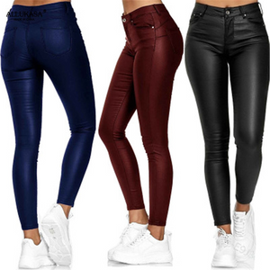 Trois mannequins portant des leggings en similicuir bleu, bordeaux et noir, avec baskets blanches. Mode féminine, pantalons tendance, style moderne.